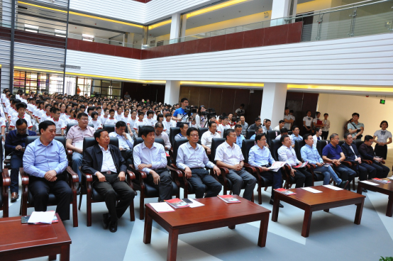 新乡市副市长职伟、、市教育局党委书记、、局长李修国等向导出席仪式现场